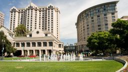 Khách sạn ở San Jose nằm gần sân bay Plaza de Cesar Chavez