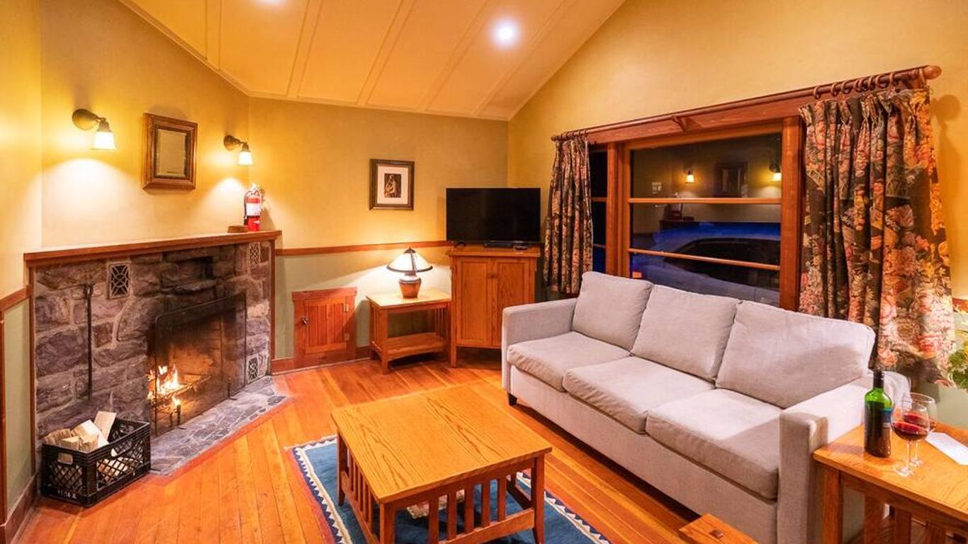 Johnston Canyon Lodge & Bungalows