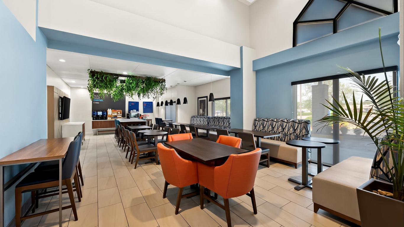 Holiday Inn Express & Suites Raleigh Ne - Medical Ctr Area
