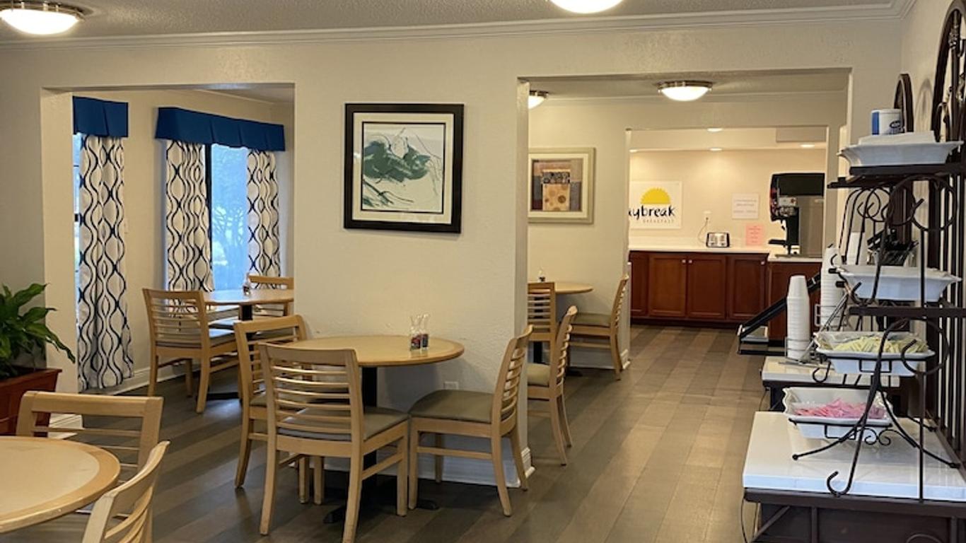 Days Inn & Suites by Wyndham Mobile