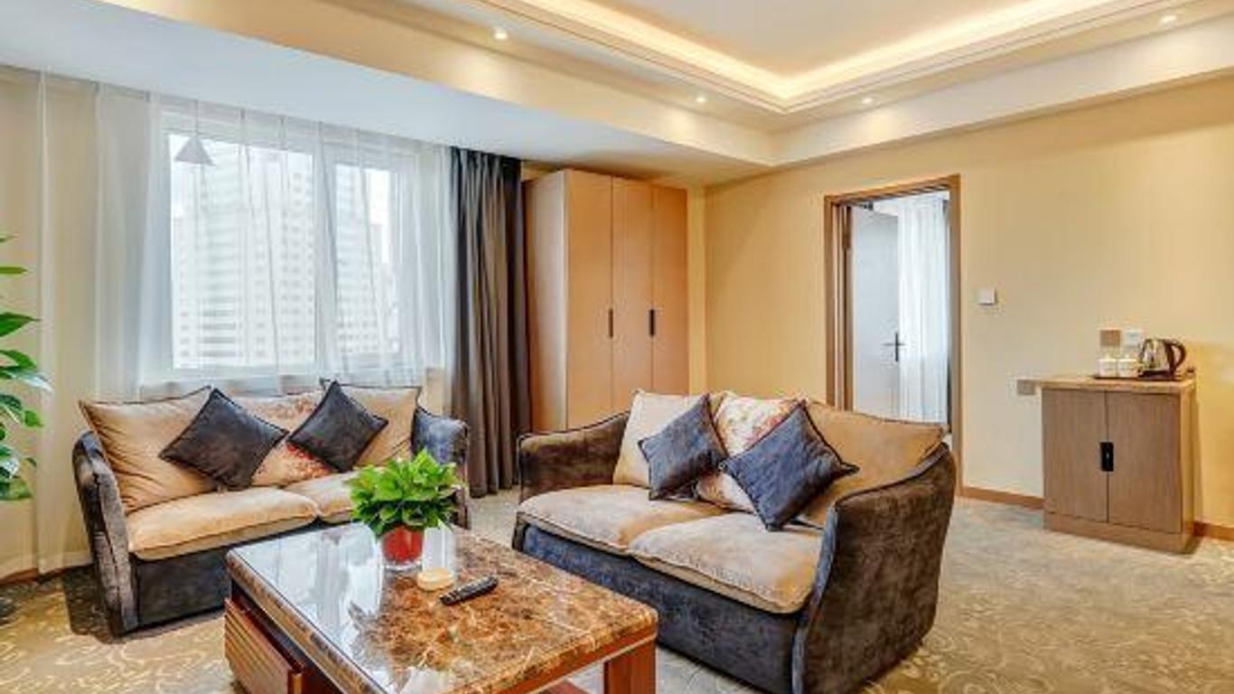 Longyun Hotel (Harbin Railway Station Square)