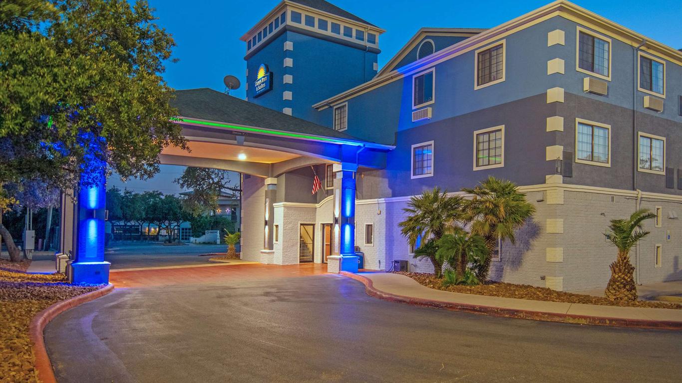 Days Inn & Suites by Wyndham San Antonio North Stone Oak