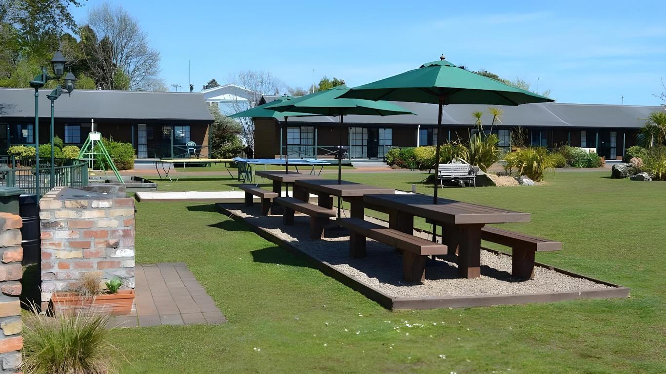 Cedarwood Lakeside Motel & Conference Venue