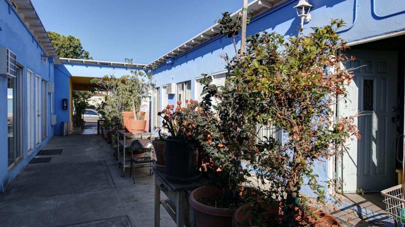 Pavilions Motel