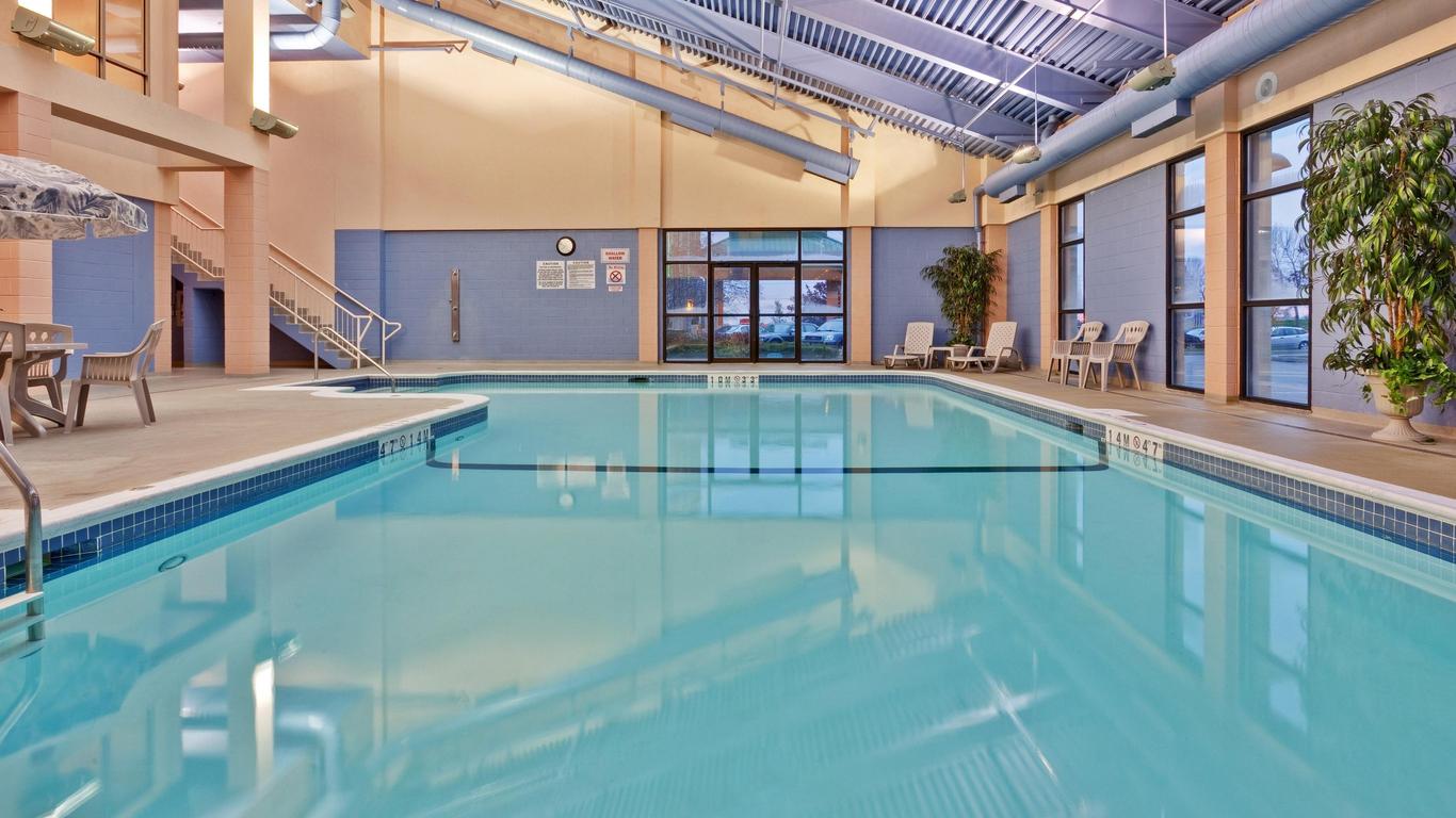 Holiday Inn Express & Suites Mississauga-Toronto Southwest, An IHG Hotel