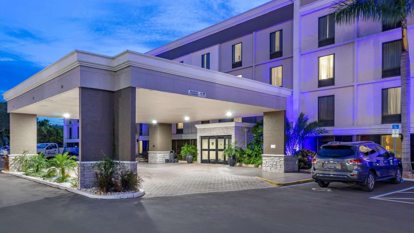 Comfort Inn and Suites Clearwater - St Petersburg Carillon Park