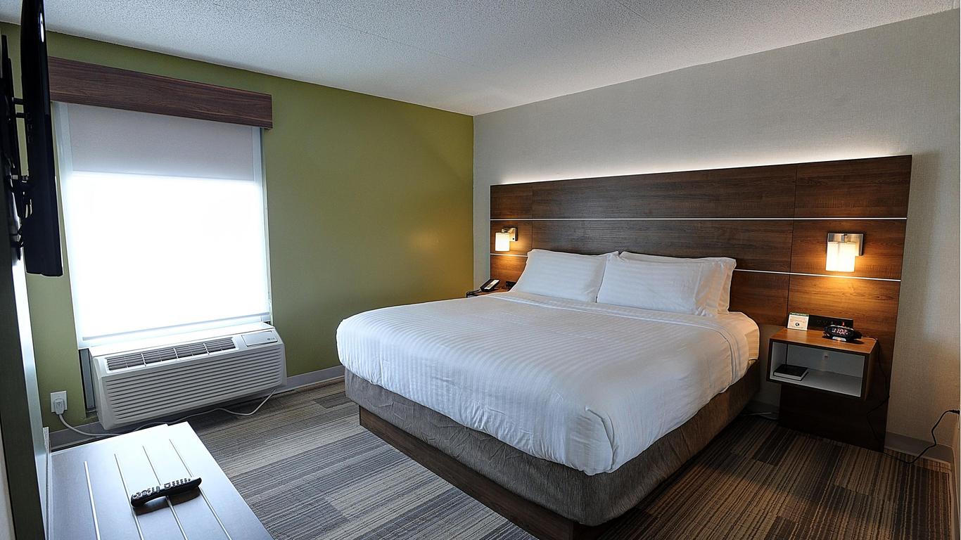 Holiday Inn Express & Suites Toronto Airport West, An IHG Hotel