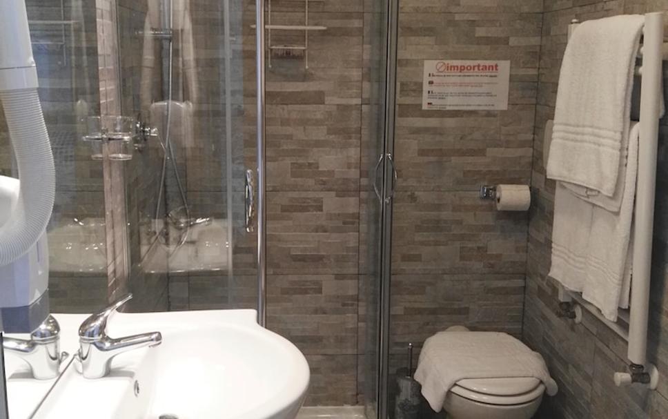 Phòng tắm