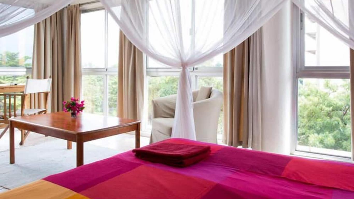 Q-Bar & Guesthouse