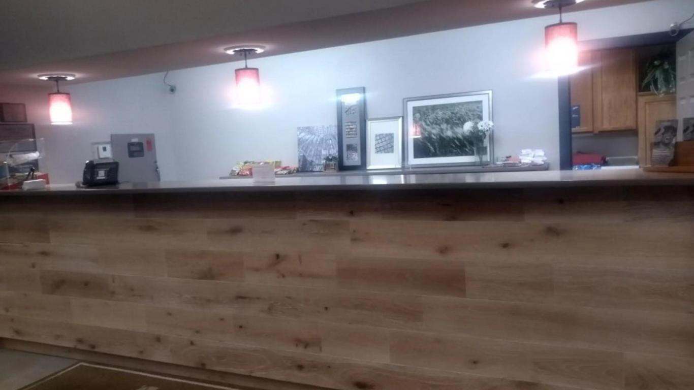 Portage Inn & Suites