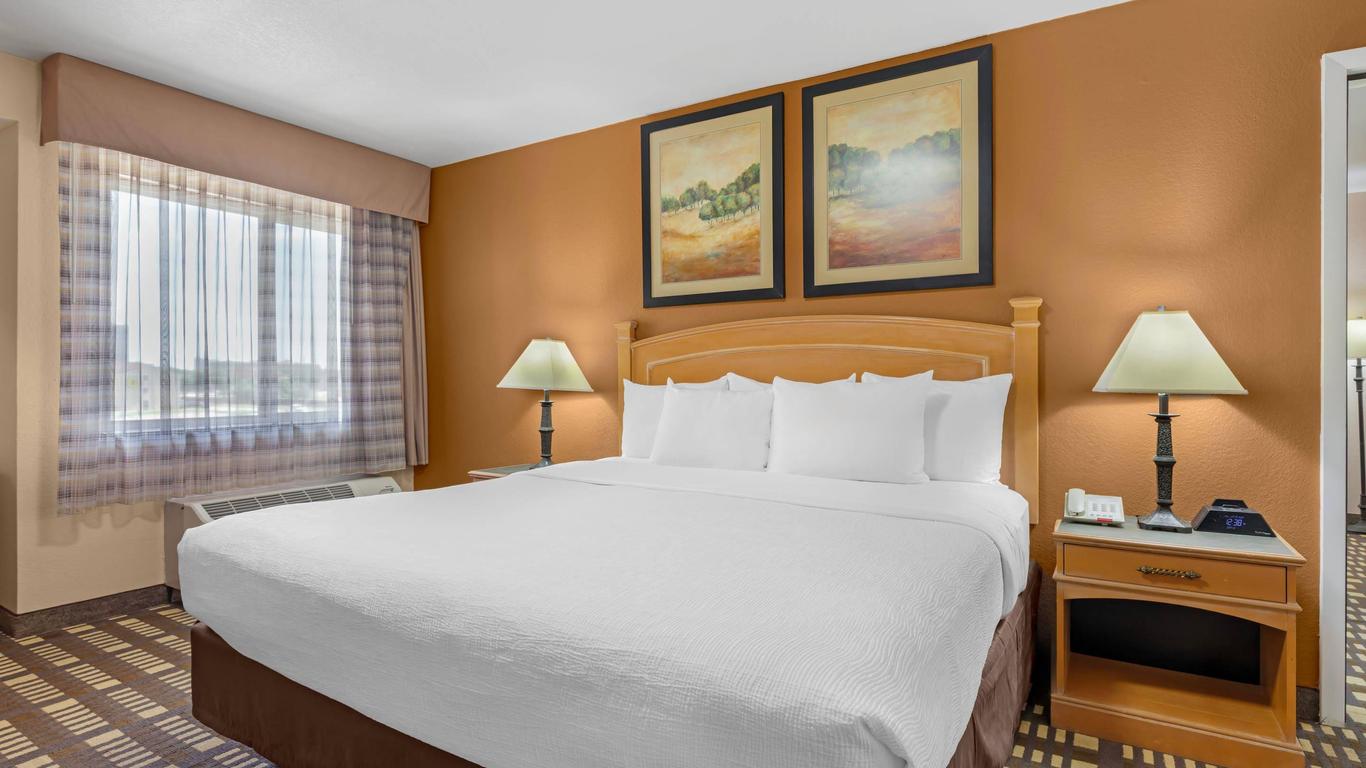 Quality Inn and Suites Plano East Richardson