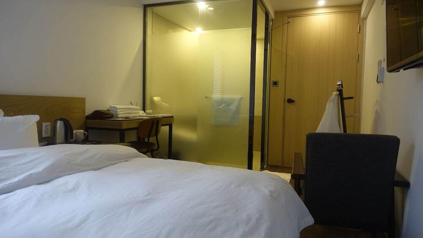 Gray Ground Hotel