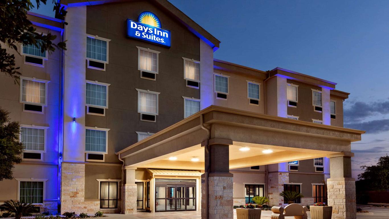 Days Inn & Suites by Wyndham San Antonio near AT&T Center