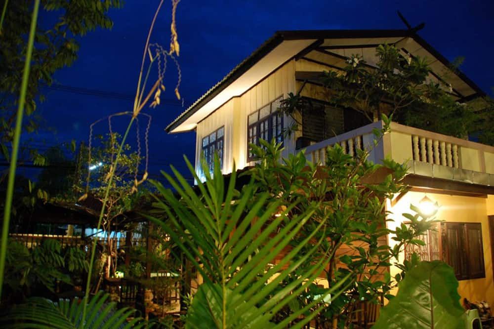 Cảnh ngoài trời