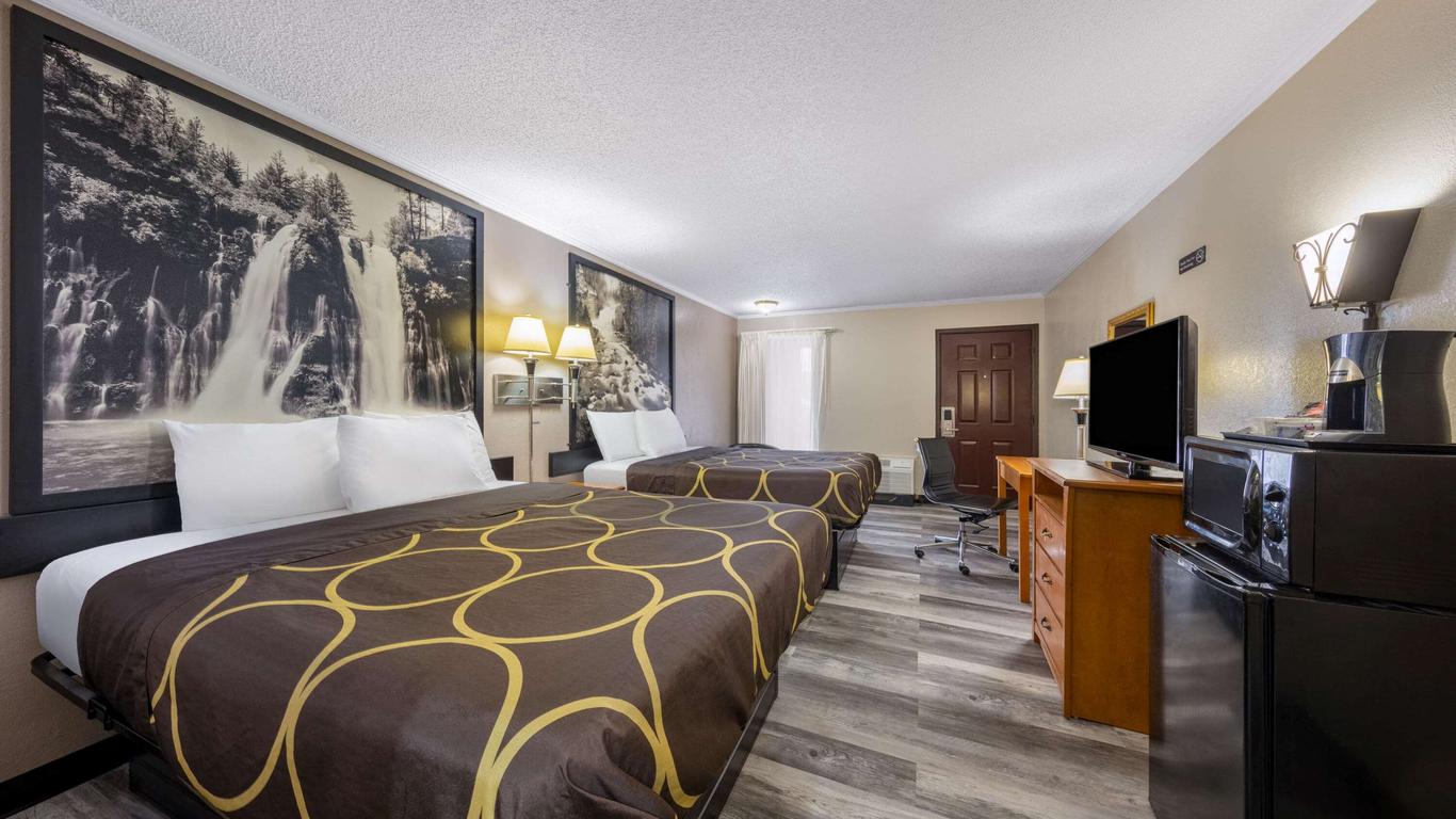 Super 8 by Wyndham Kansas City Airport