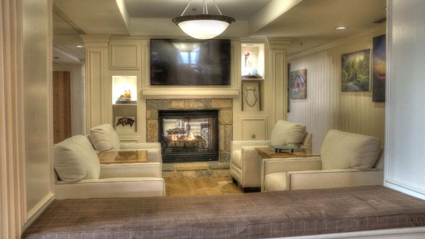 The Lodge At Five Oaks