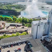 Oakes Hotel Overlooking the Falls