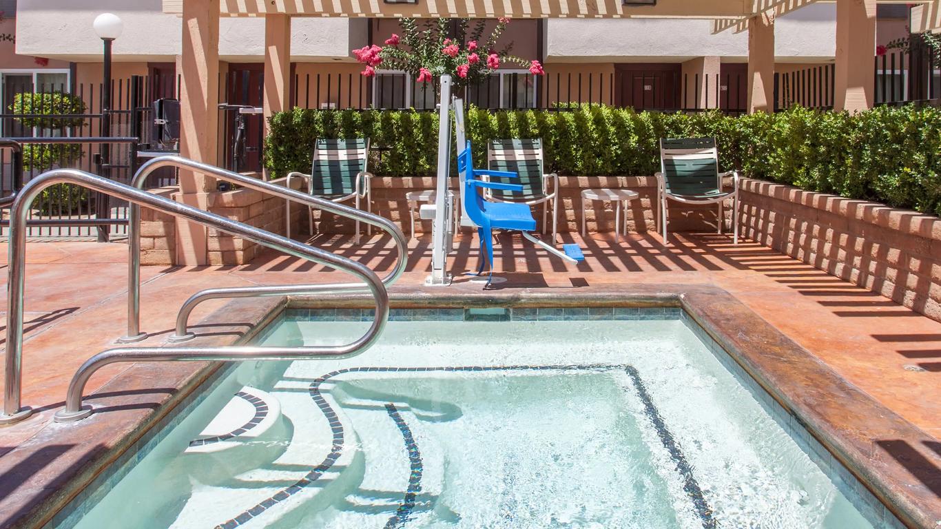 Ramada by Wyndham Fresno North