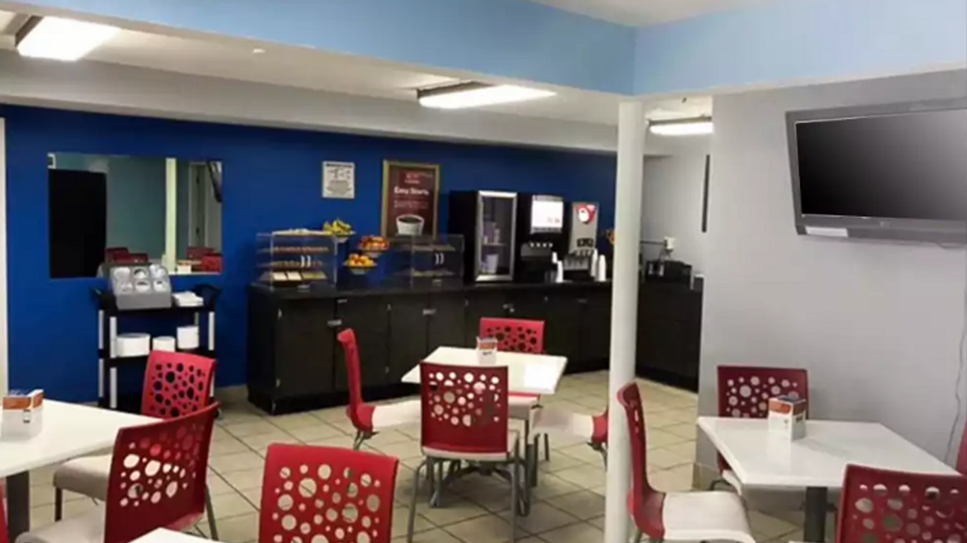Econo Lodge Inn & Suites I-64 & Us 13